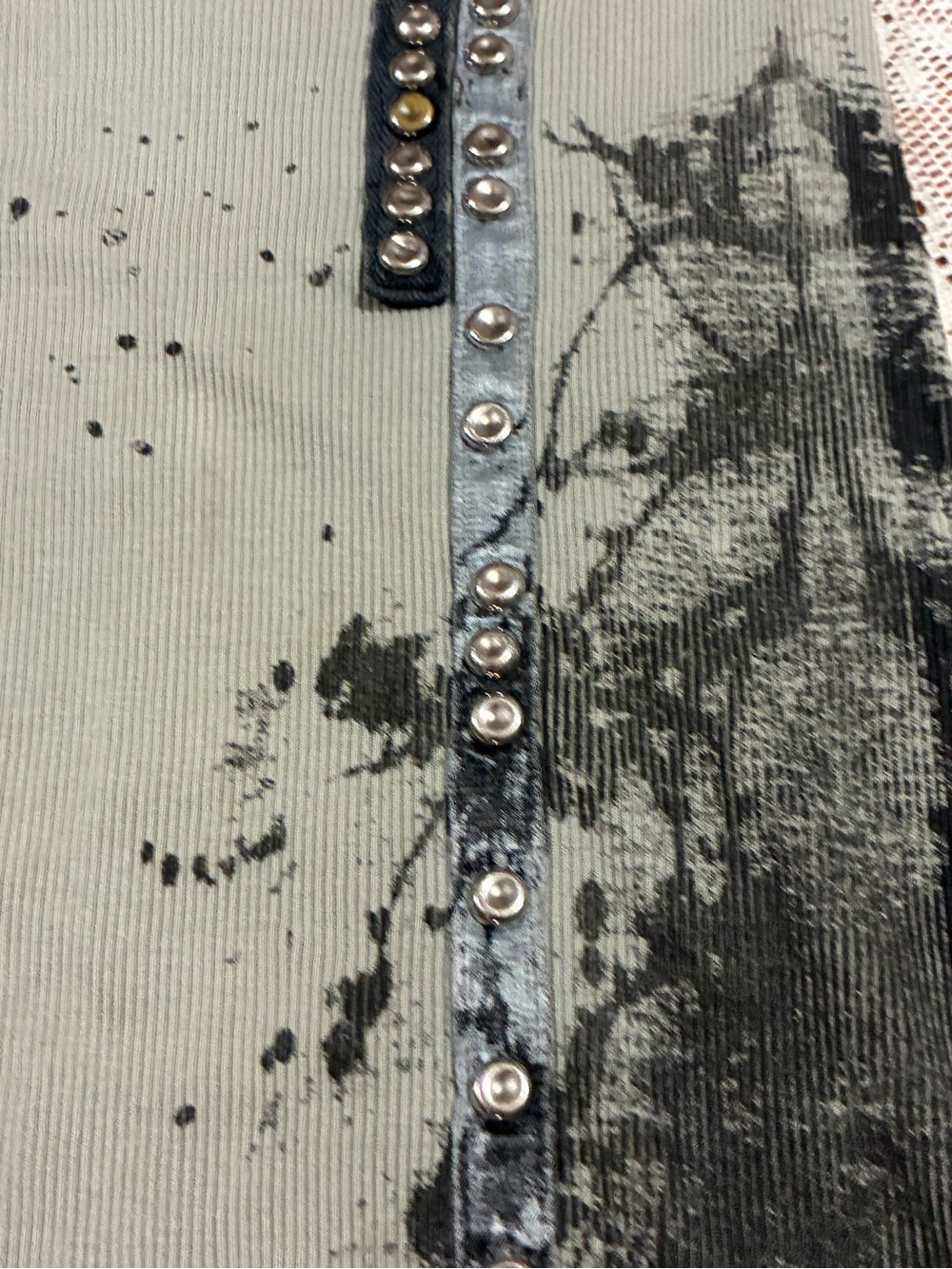 Salvage M -Stud-Trim Olive Sleeveless Graphic Tank - Picture 3 of 12